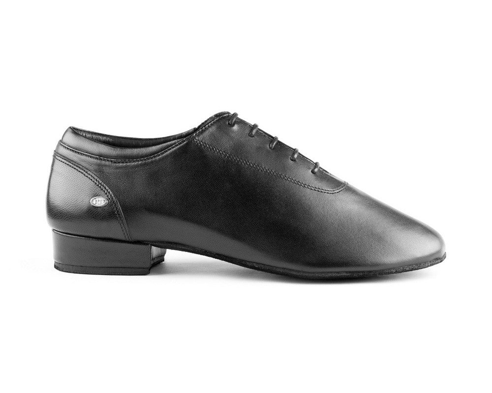 Portdance's PD016 PREMIUM Tanzschuhe aus schwarzem Leder, ideal für Tänze, mit niedrigem Absatz und schlankem Design.